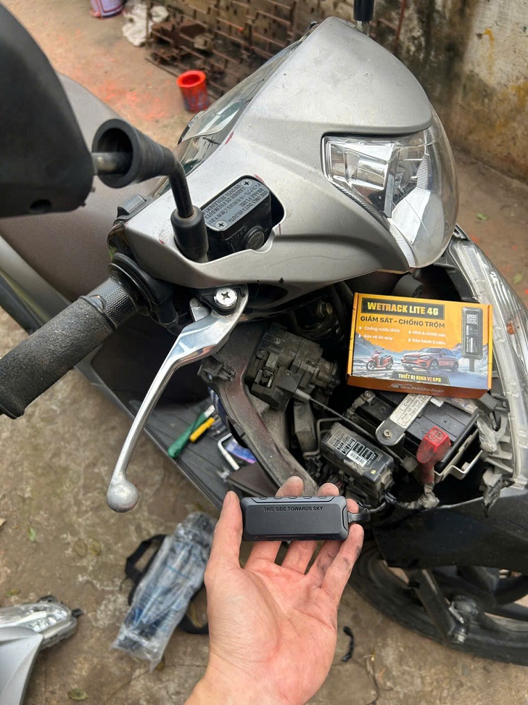 định vị xe máy có dây và không dây