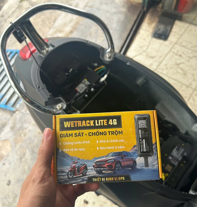 lắp định vị xe máy điện vinfast