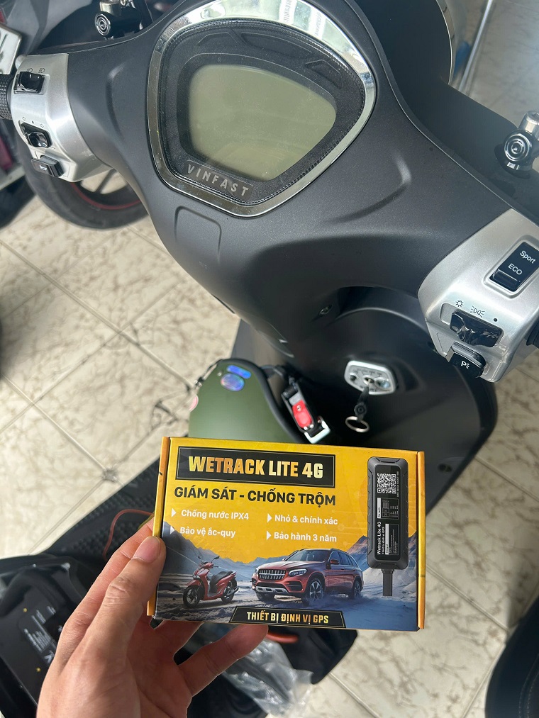 lắp định vị xe máy điện vinfast evo200