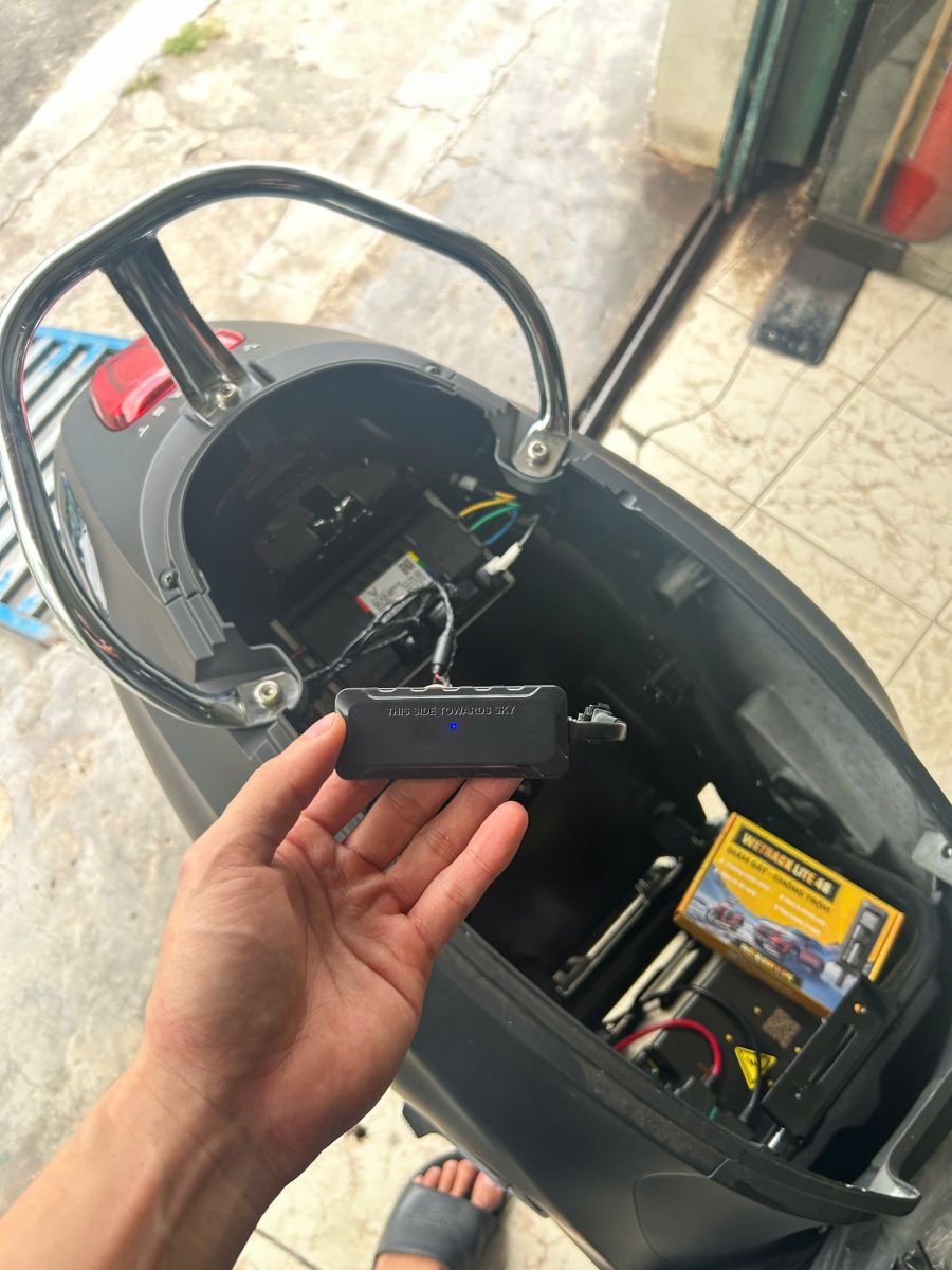 lắp định vị xe máy điện vinfast evo