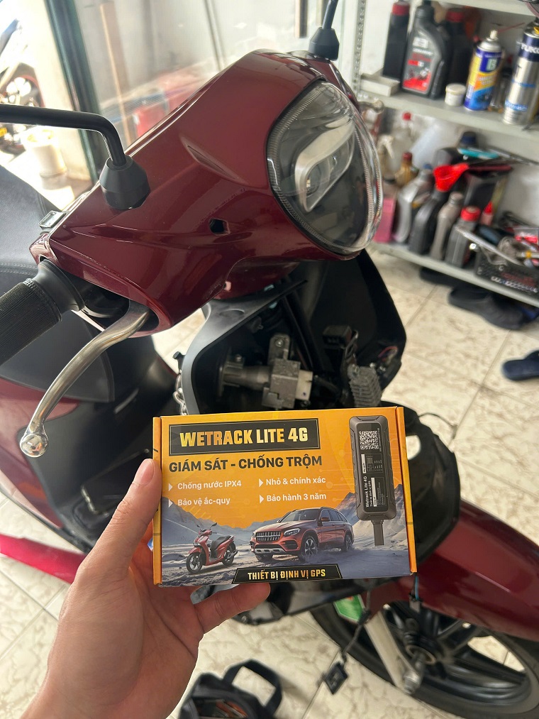 lắp định vị xe máy điện vinfast feliz