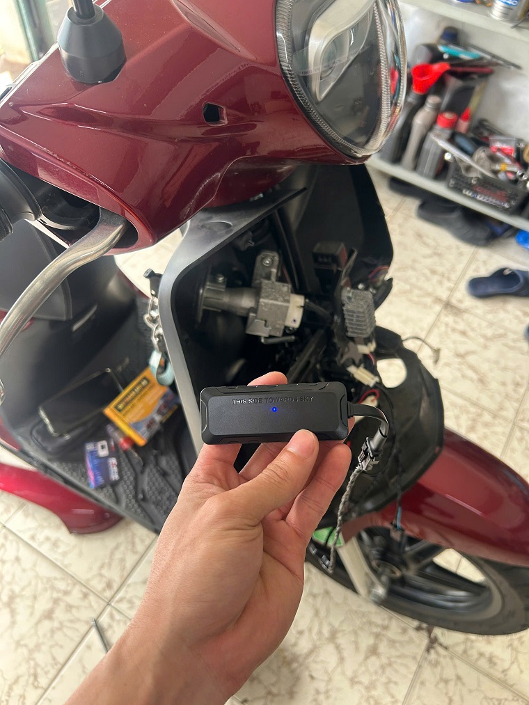 lắp định vị xe máy điện vinfast feliz