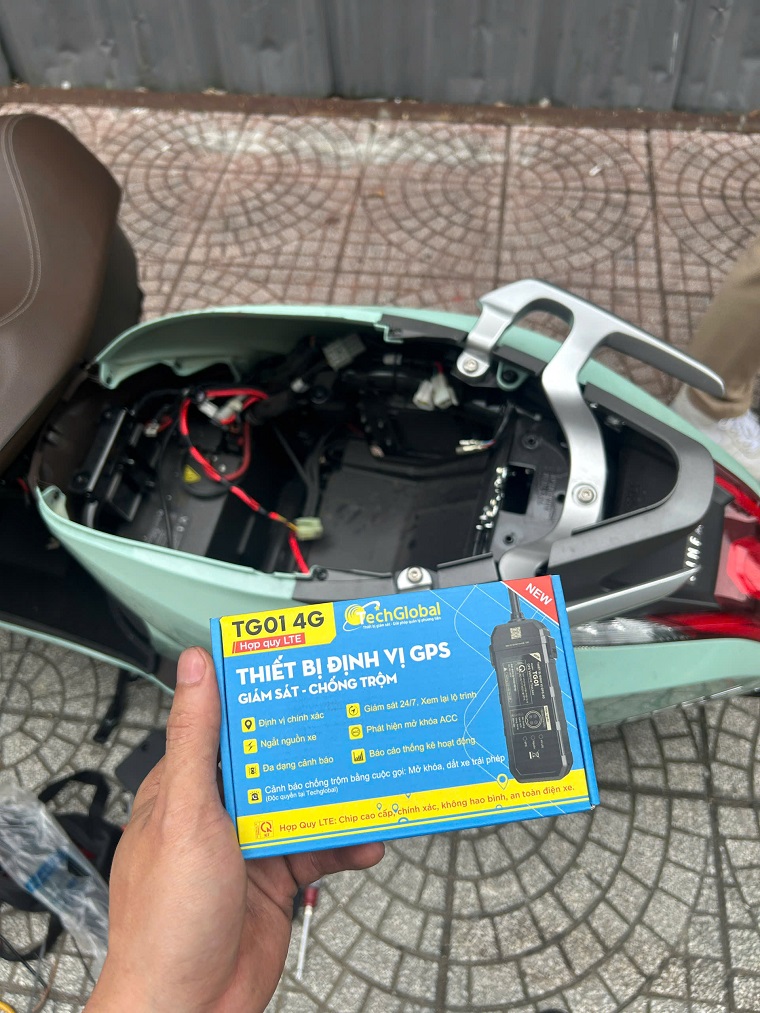 lắp định vị xe máy điện vinfast vento