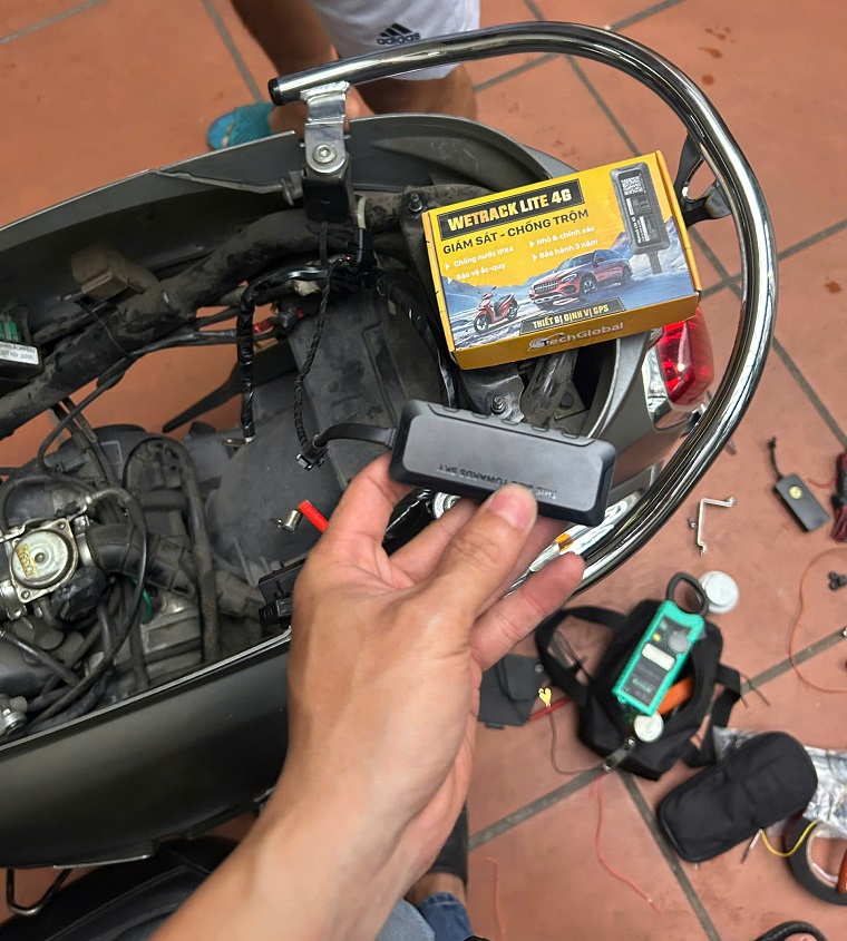 lắp định vị xe máy học sinh