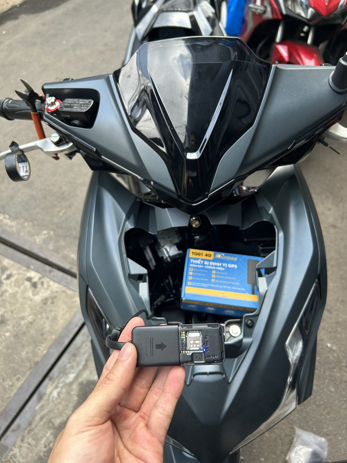 lắp định vị xe máy honda ablade