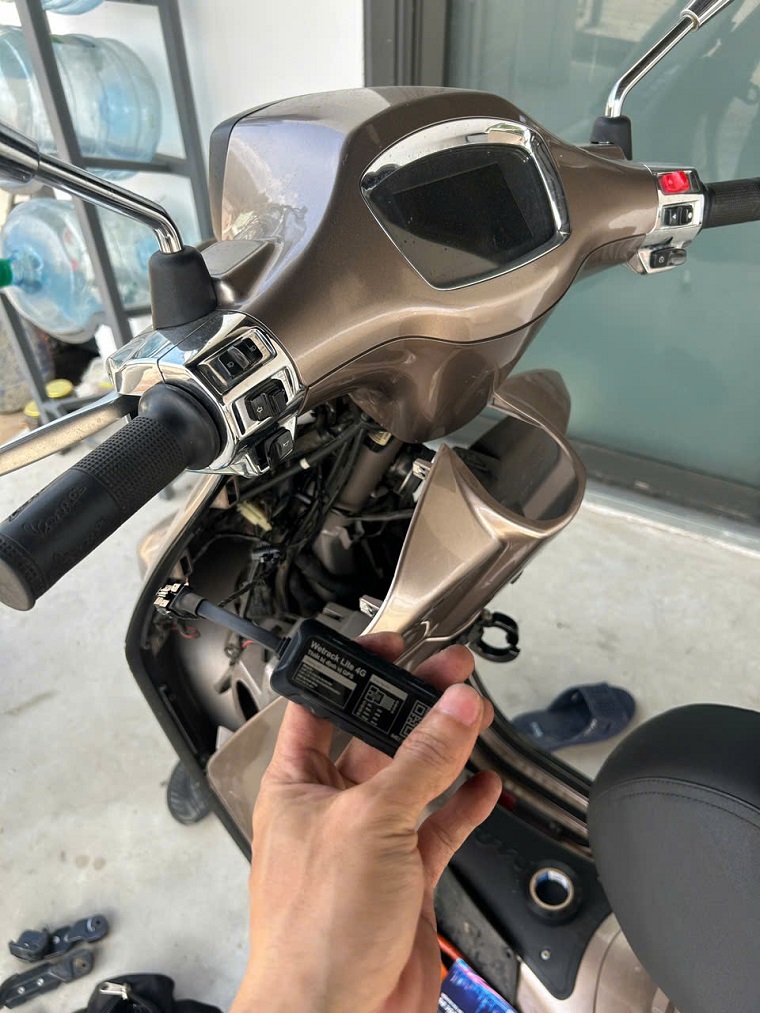 lắp định vị xe máy vespa lắp định vị xe máy vespa